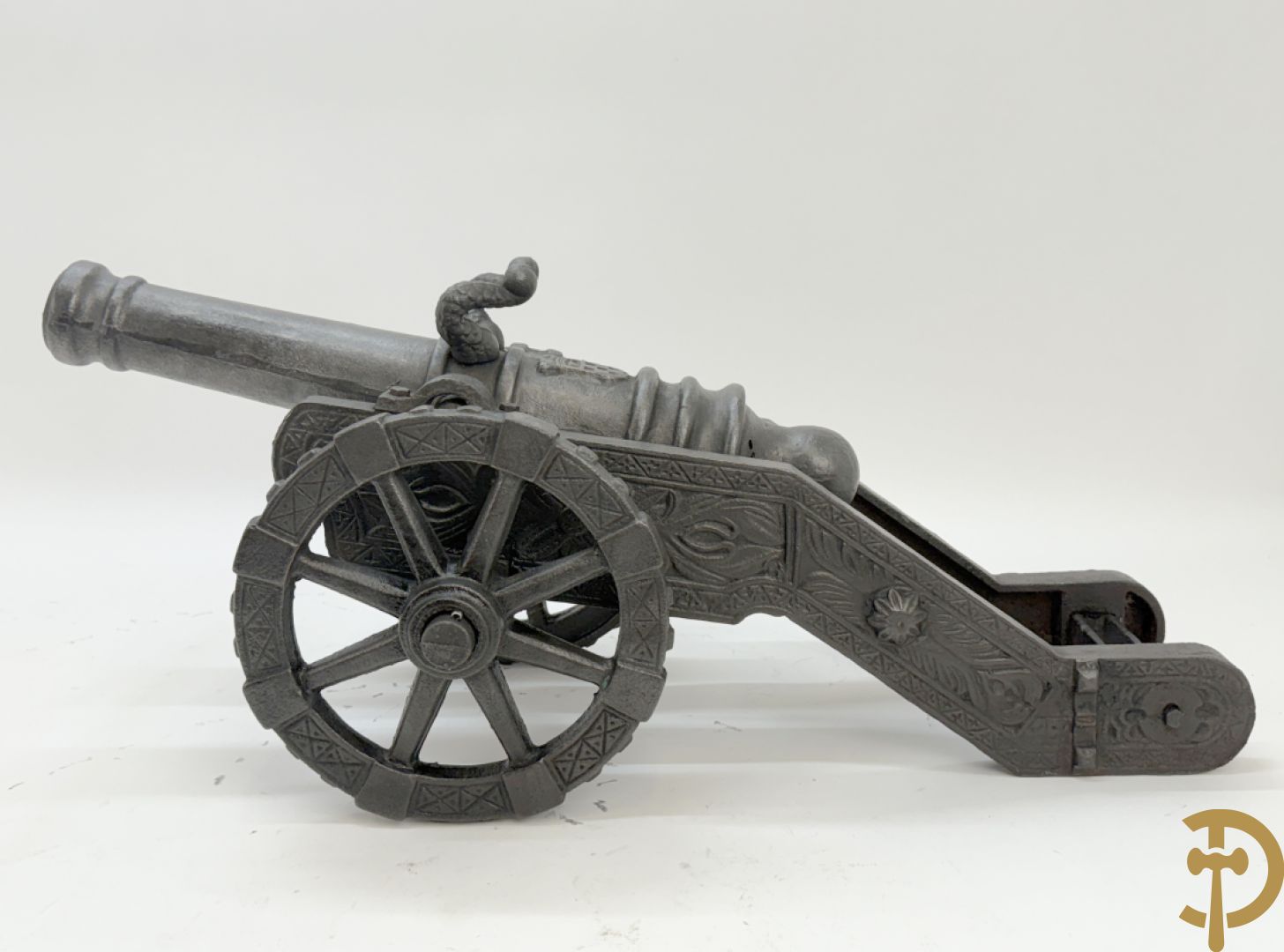 Gietijzeren miniatuurkanon met wapenschild