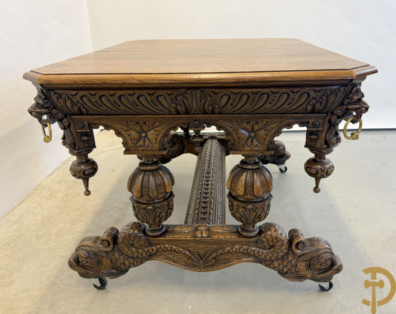 Massief eiken dolfijnetafel met knorrenlijst en leeuwenkoppen, Neo Renaissence stijl + 6 eiken stoelen met sculptuur