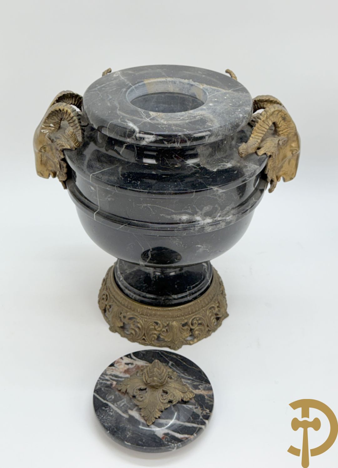 Paar marmeren cassolettes bezet met bronzen ramskoppen