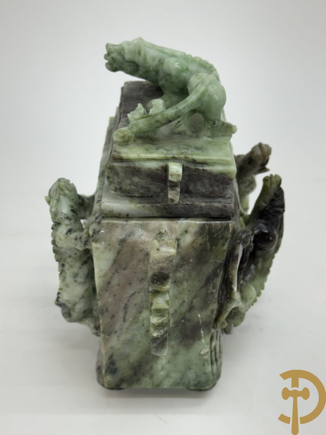 Brule parfum met bloemenmotieven in quartz + brule parfum in jadeiet + brule parfum met salamanders