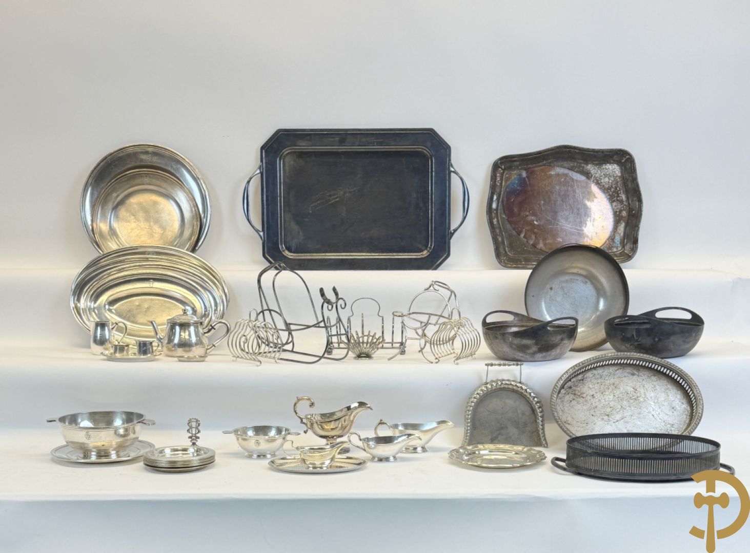 Lot verzilverde schalen, toasthouders, saucières en coupes