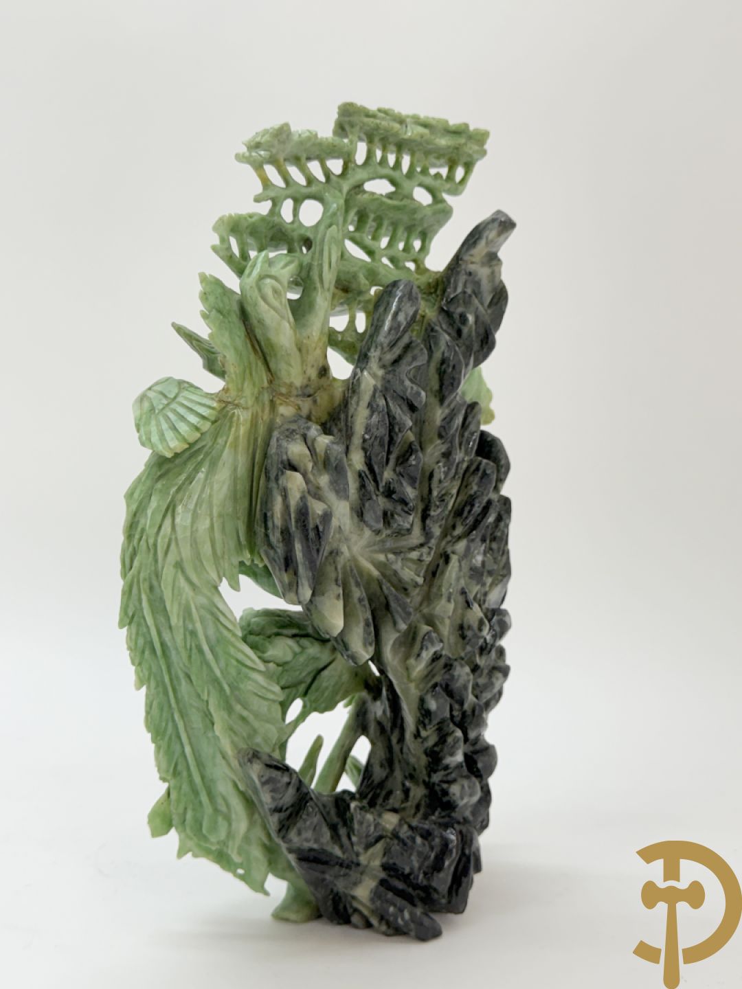 Sculptuur in speksteen van natuurtafereel met vogels en pioenrozen + speksteen sculptuur tafereel van 2 fo honden en vaas