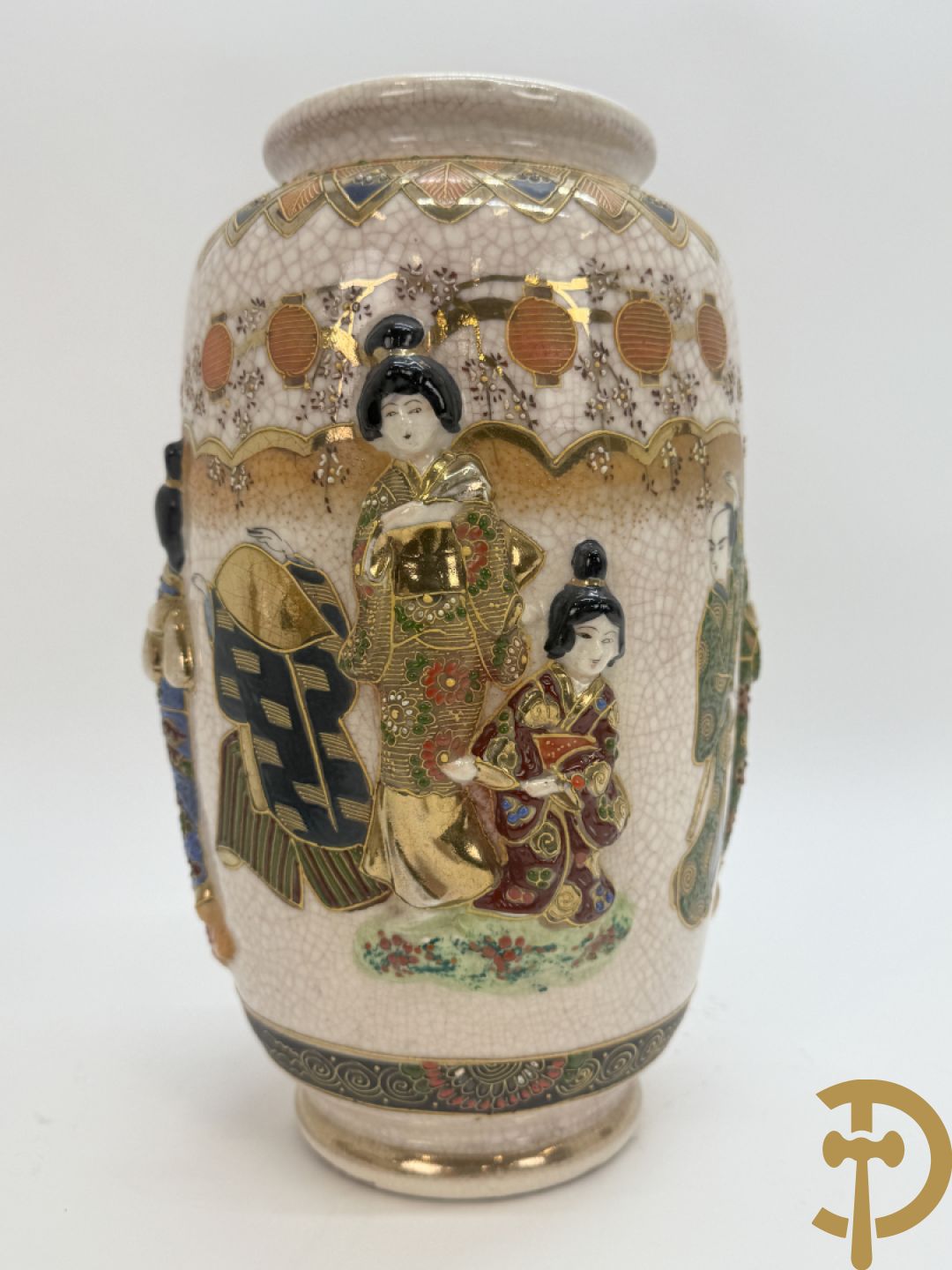 Paar Japanse Satsumat vazen met basrelief decor van gheisha