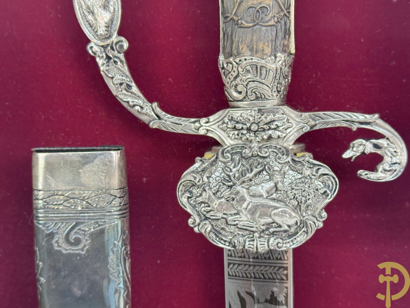 Der Hirschfänger, replica zwaard uitgegeven door Deutches Jagd und Fischereimuseum in een wandvitrine voorgesteld