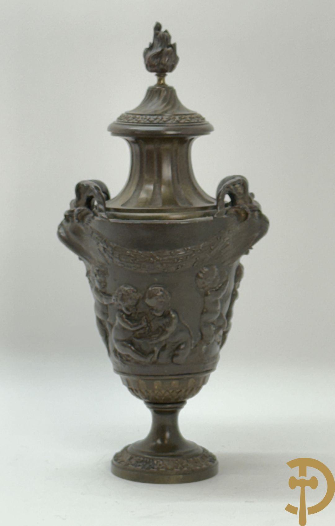 Bronzen cassolette met basrelief van cupido