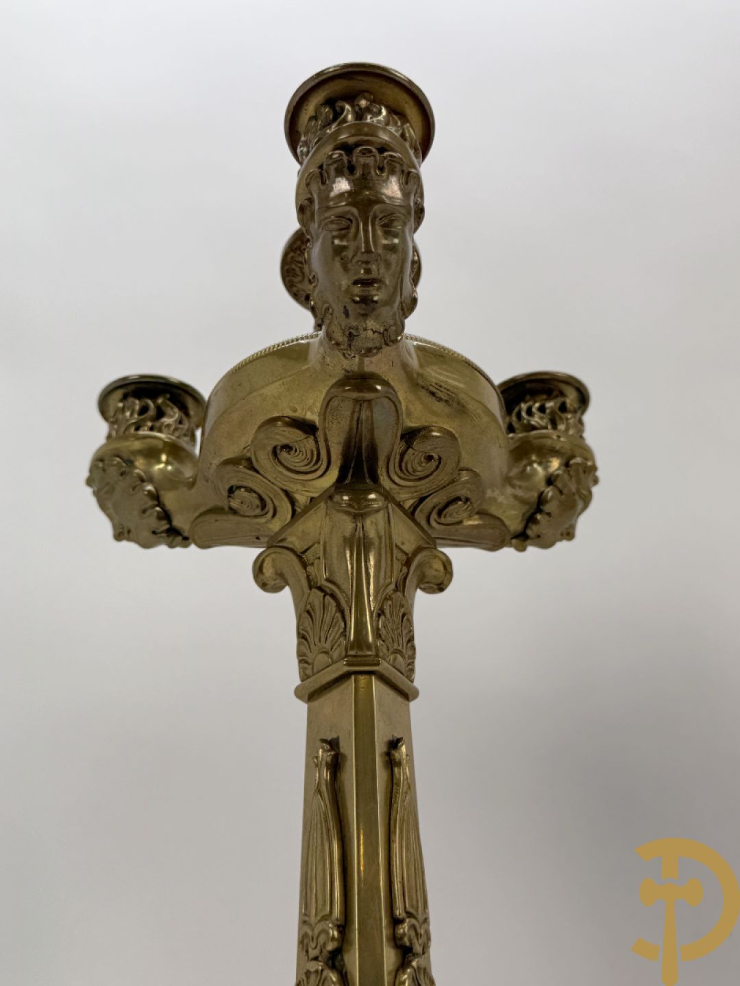 Paar bronzen 3-armige Empire kandelaars met flambeau bekroond