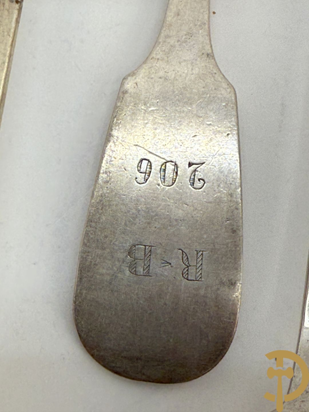 Achttien massief zilveren lepels, 14 vorken en 23 koffielepels met initialen HB, GB en DP, 19e