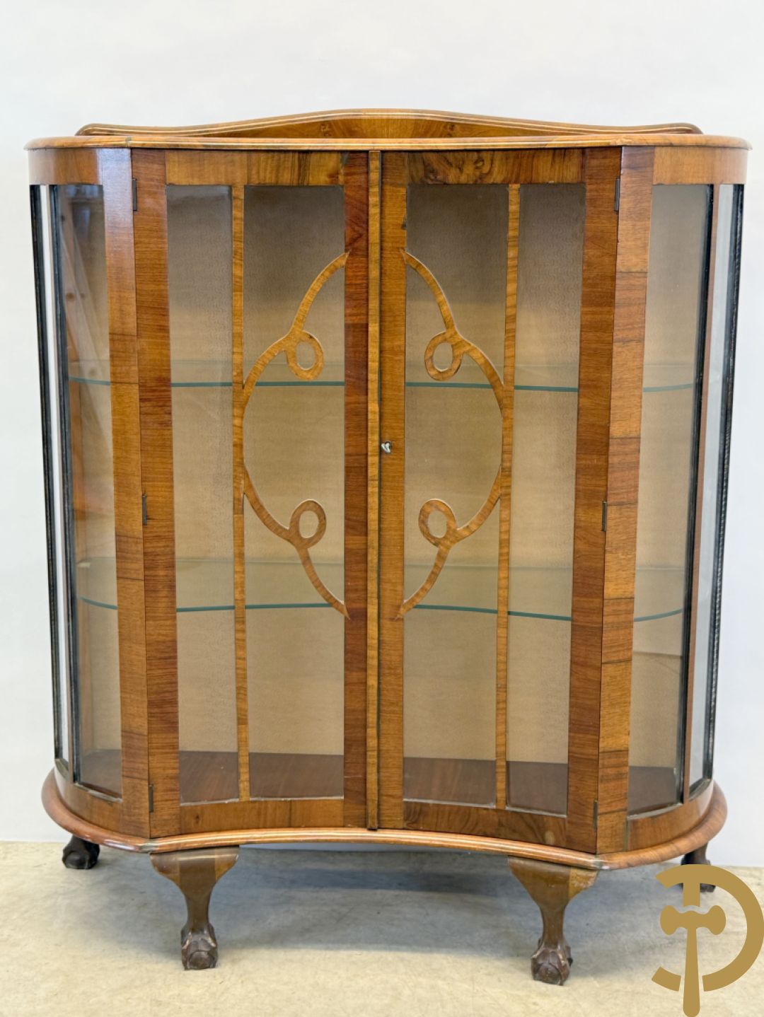 Engelse wortelnotehouten Art Deco vitrine op klauwepoten