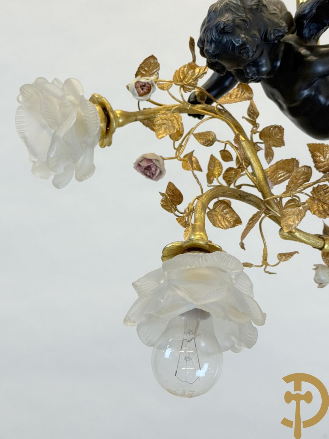 Vuurvergulde bronzen hall luchter met 4 lichtpunten en cupido houdende een tak met porseleinen bloemmetjes