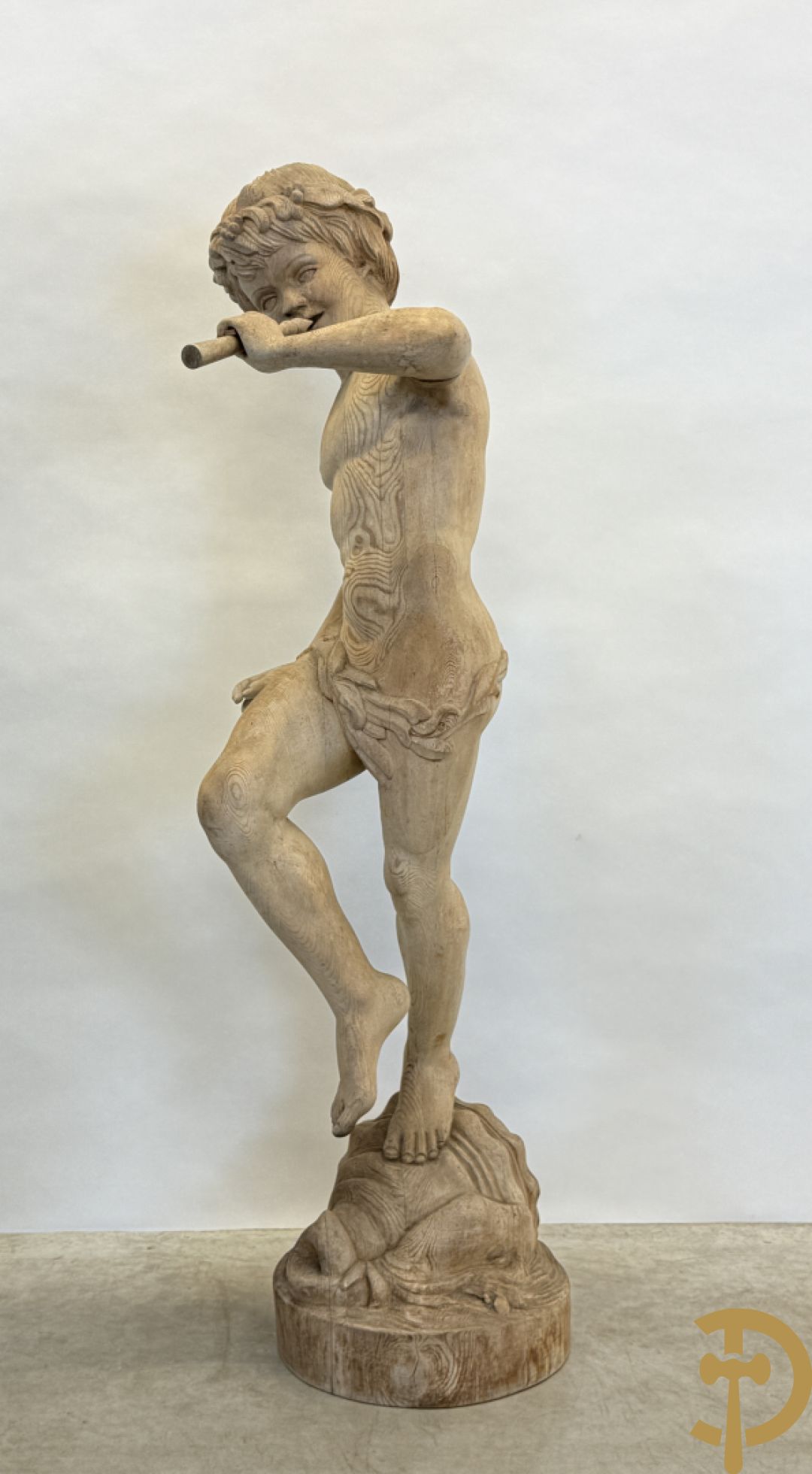 Houtgesculpteerde fluitspelende cupido staande op schelp