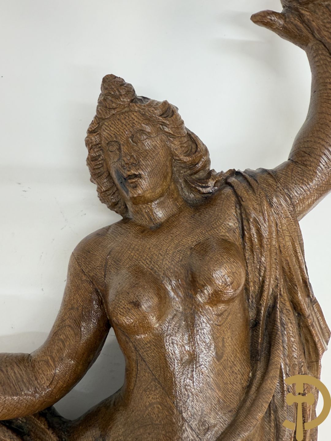 Paar houtgesculpteerde engelen als fragmenten uit een groter geheel