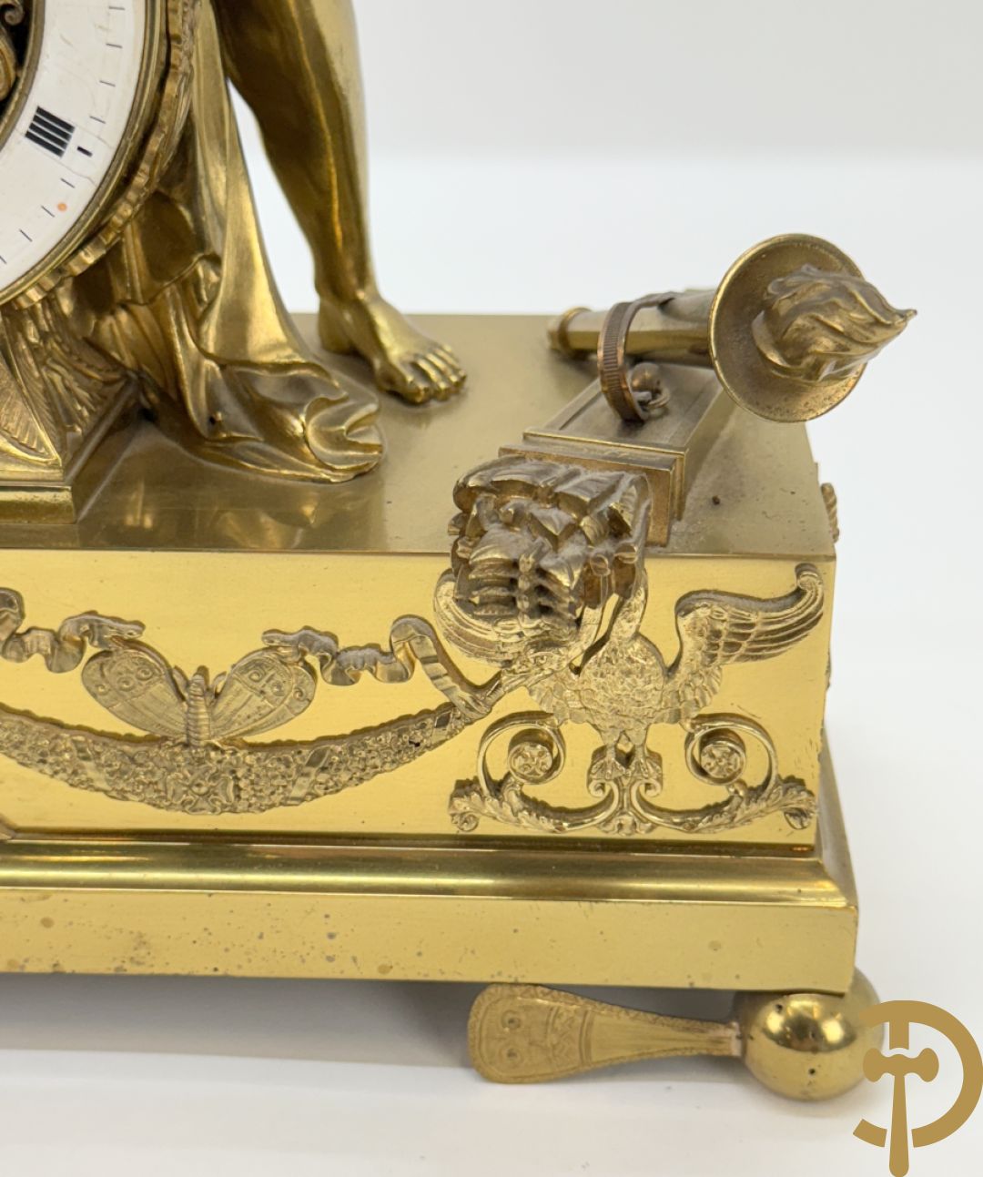 Vuurvergulde Franse bronzen Empire stijl pendule, harpvormige horloge met gevleugelde Griekse mythologische figuur, Erso die zijn lier bespeelt - Deniere et E. Mattelin, Fabricants de Bronze