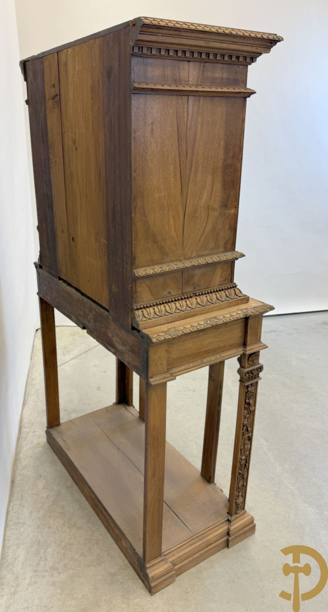 Italiaanse handgesculpteerde Neo Renaissance credance, bovenaan met klep en onderaan met lade - sculptuur van dieren en accanthusranken, gemerkt Venetia