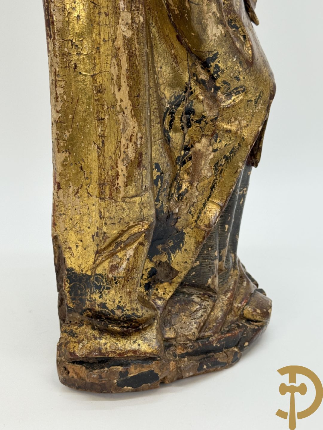 Gepolychromeerde houtsculptuur van man met mantel