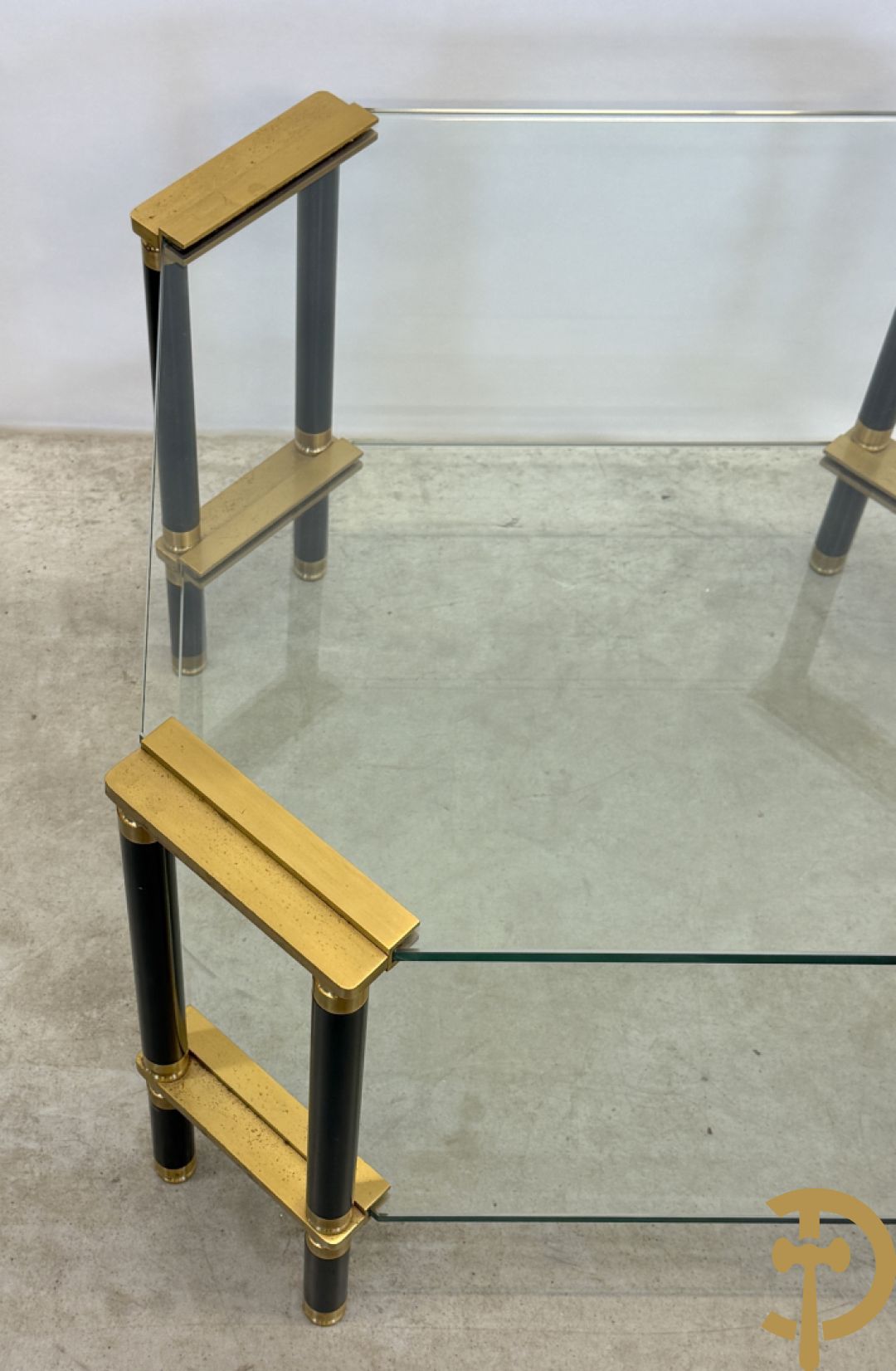 Vintage salontafel met glas en koperafwerking + 3 bijhorende vintage bijzettafels