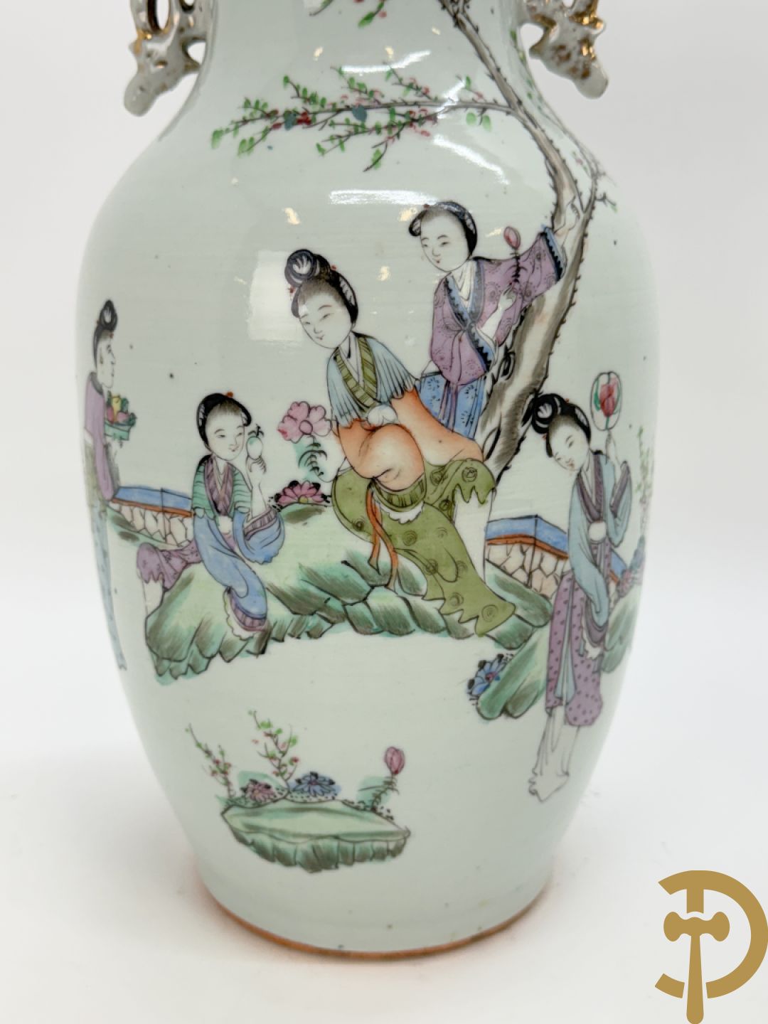 Chinese porseleinen vaas met decor van dames in landschap