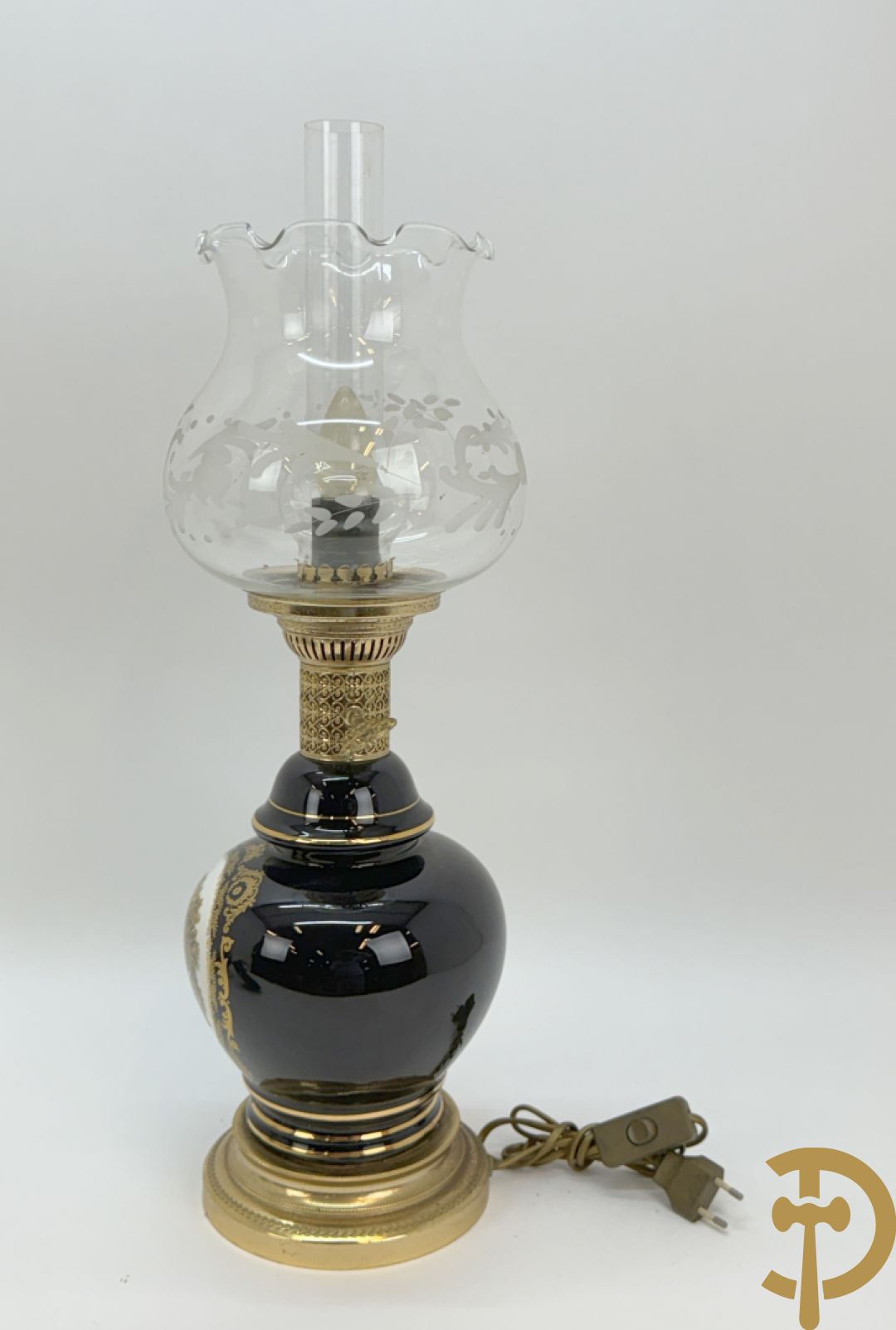 Sèvres stijl dekselpotiche met koperen ornamenten en romantisch decor + lampadaire in Sèvres stijl met romantisch decor
