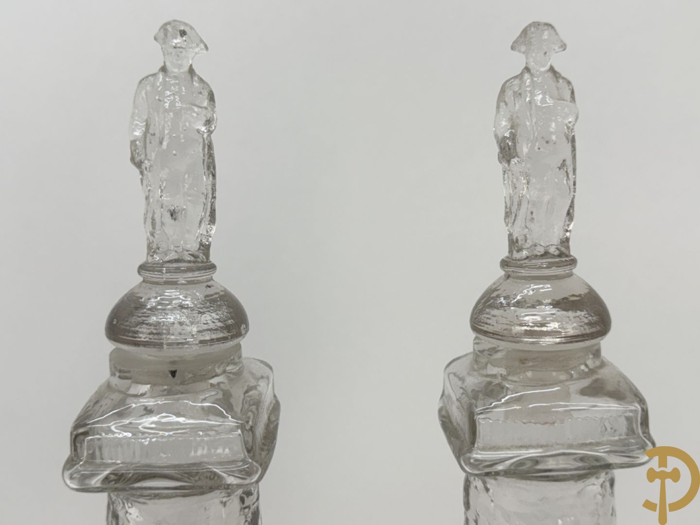 Paar glazen kandelaars in de vorm van de kolom Place de Vendome, bovenaan bezet Napoleon figuren