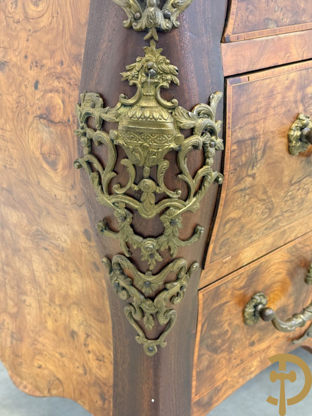 Wortelnotehouten drieladencommode met bronsbeslag van mazarinkoppen en accanthusranken, bovenaan met rood geaderd marmeren blad