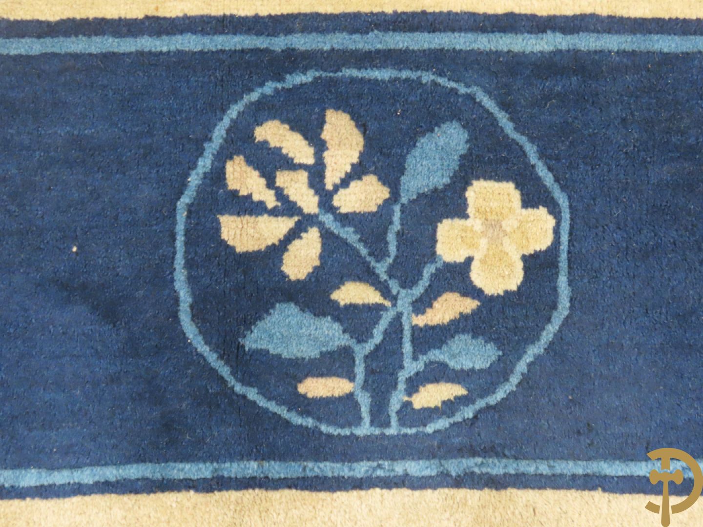 Antiek Aziatisch handgeknoopt tapijt met bloemen- en vazendecor