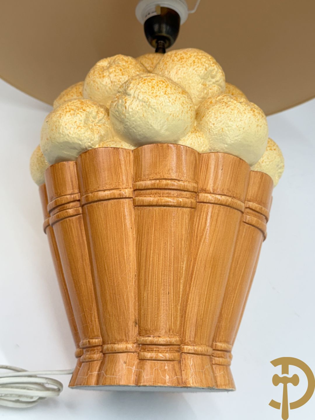 Paar keramieken lampadaires met gekleurd fruit in mand