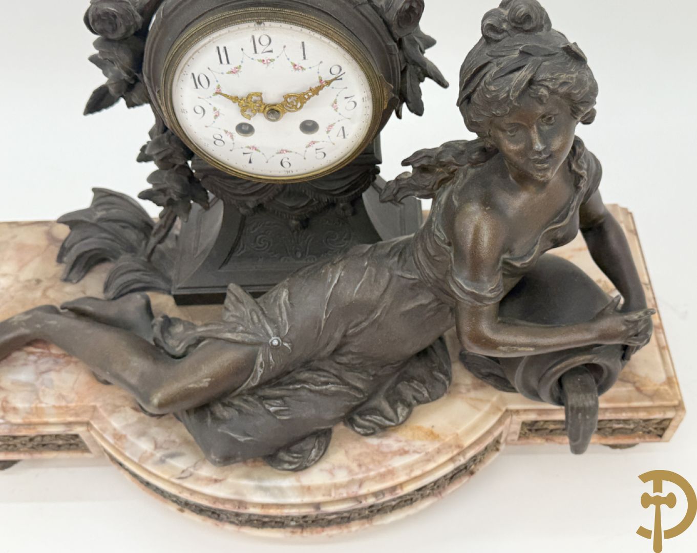 Driedelige kunstbronzen garnituur bestaande uit klok met liggende dame met amfoor op marmeren basis, geflankeerd door paar cassolettes met cupido