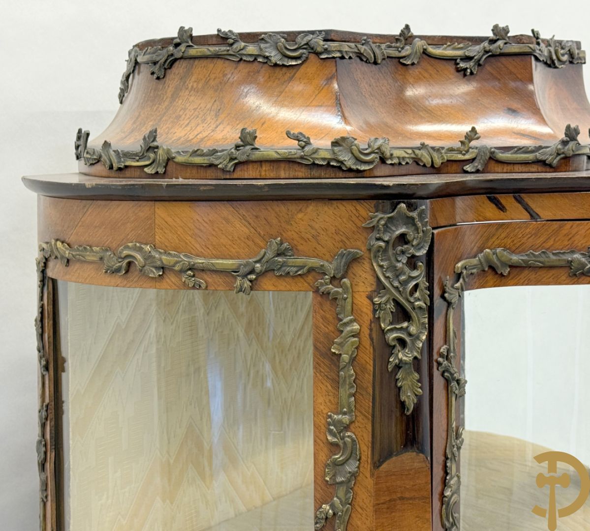 Notelaren Louis XV vitrine met gebogen glas, bezet met bronsbeslag en onderaan met bloemenmarketterie