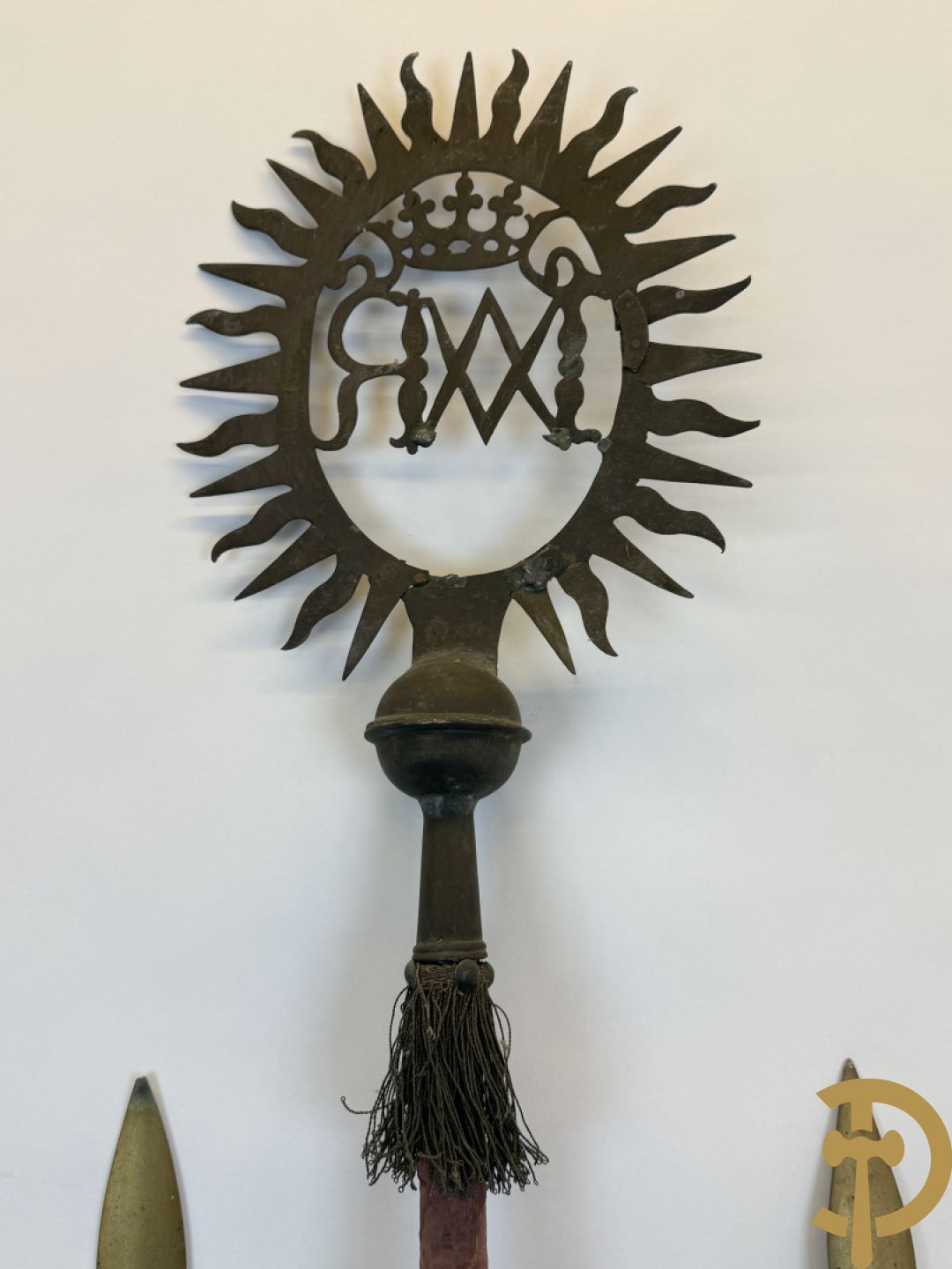 Rituele staf met initialen uit de Vrijmetselarij + 2 vlaggenmasten met koperen ornamenten uit de Vrijmetselarij, gemerkt XI