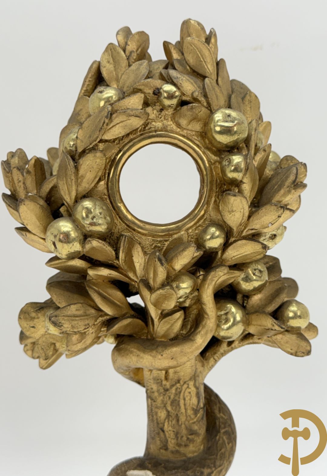 Houtgesculpteerde en vergulde relikwiehouder met boom uit het aards paradijs met de slang, 19e