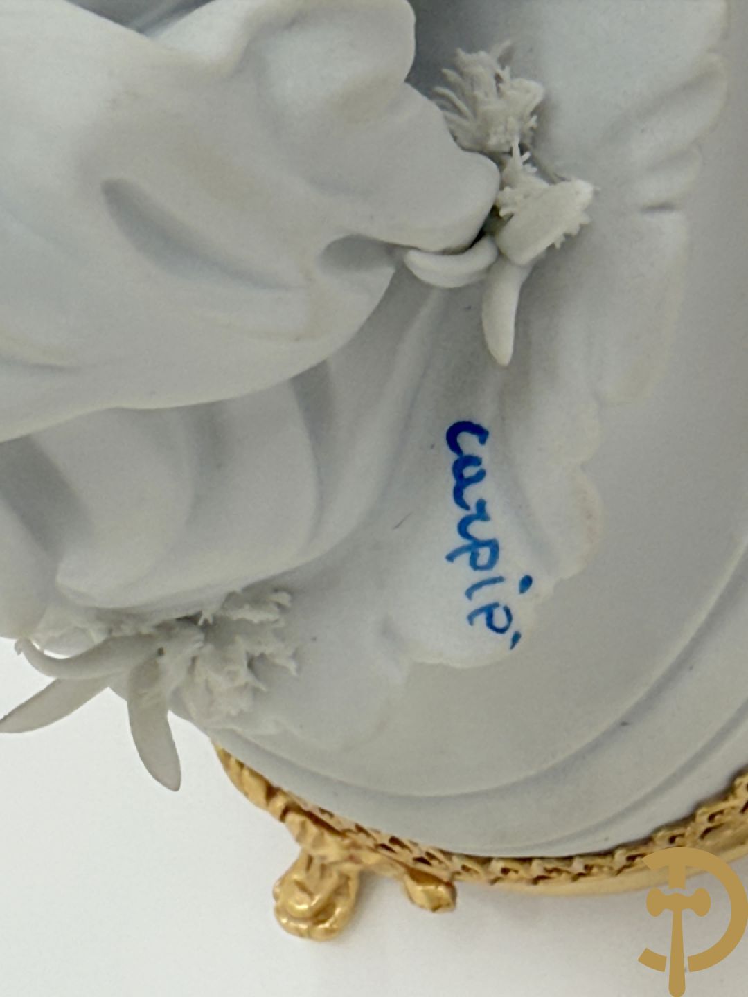 Acht witte en zes gekleurde Italiaanse biscuits met romantische scènes, cupido