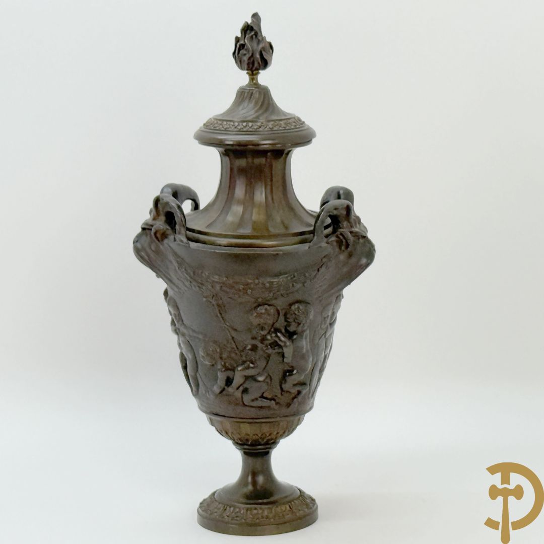 Bronzen cassolette met basrelief van cupido