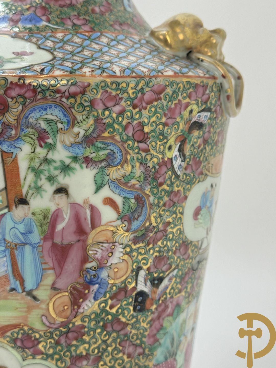 Paar Chinese porseleinen famille rose Kanton vazen met geanimeerd decor en zijdelings met fo honden