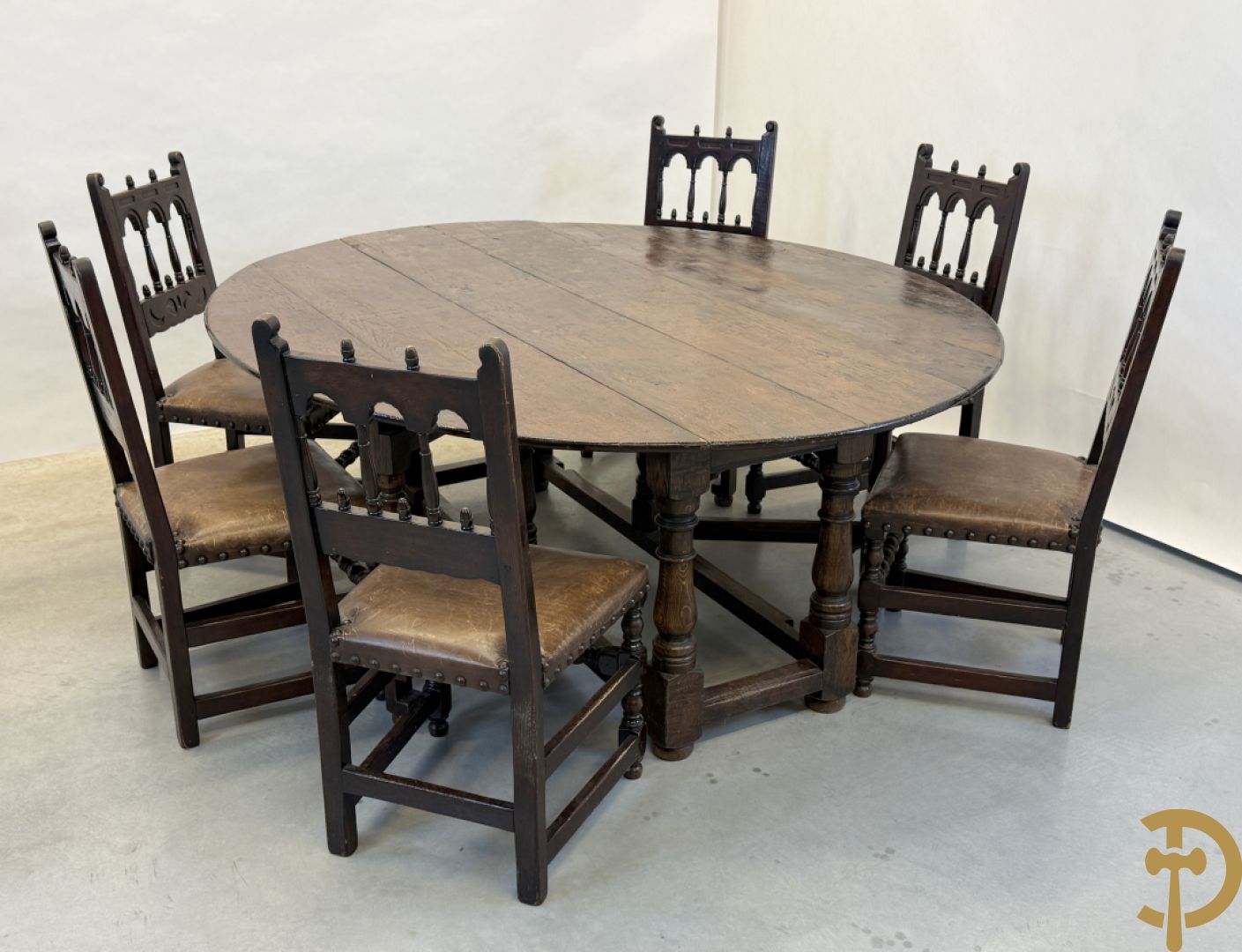 Grote massief eiken openklapbare gatelegg tafel + 6 Engelse eiken stoelen met lederen zitting