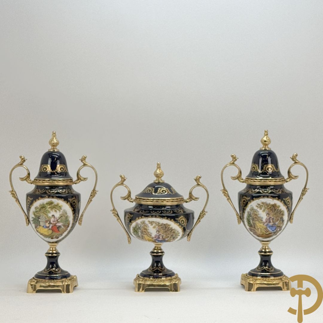 Driestel Sèvres stijl bestaande uit paar dekselpotiches met koperen ornamenten en romantisch decalcomanie decor, Sèvres stijl+ dekselcoupe met Sèvres en romantisch decor