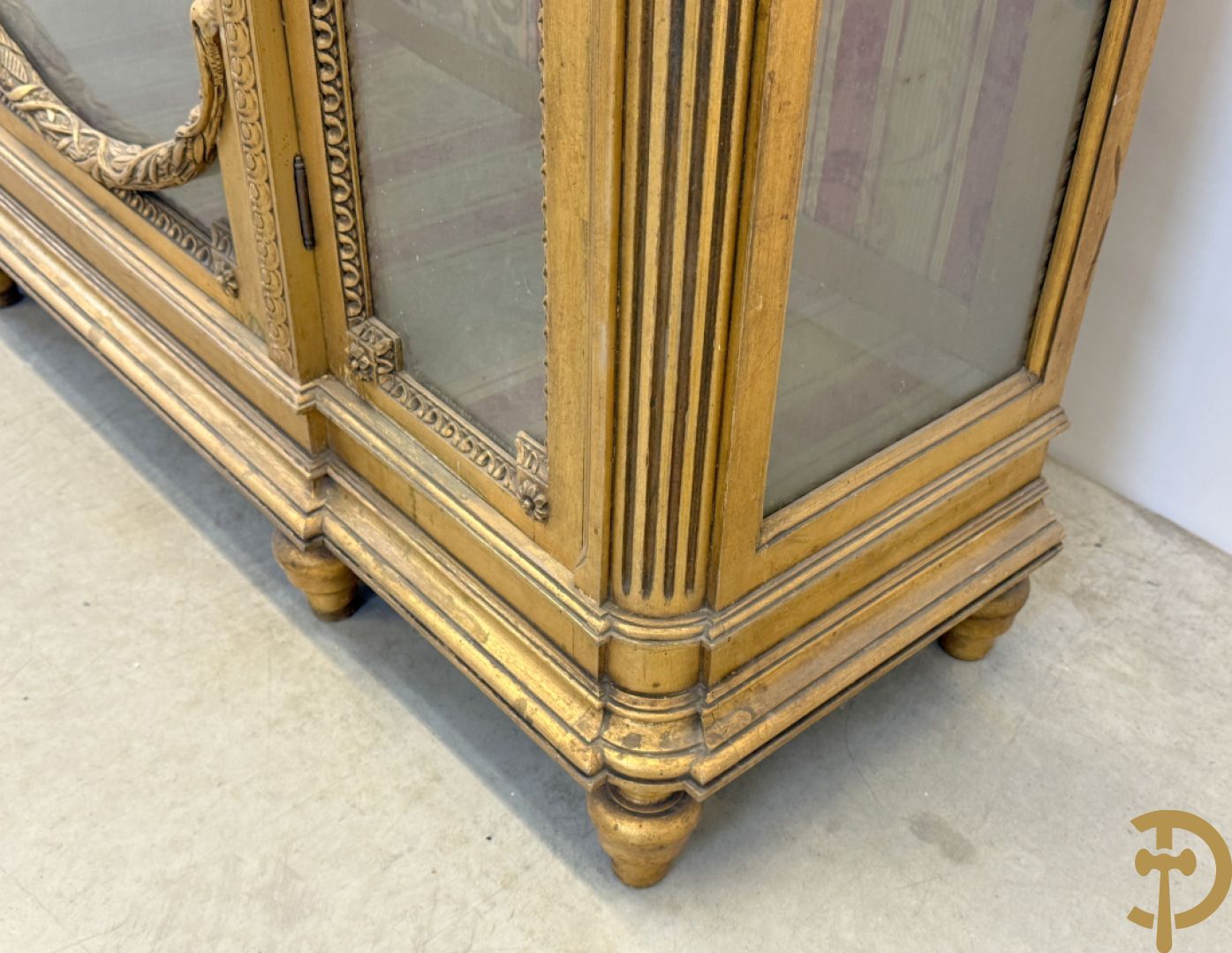 Vergulde Louis XVI vitrine met 3 deuren, cannelures en guirlandes - bovenaan met marmeren blad
