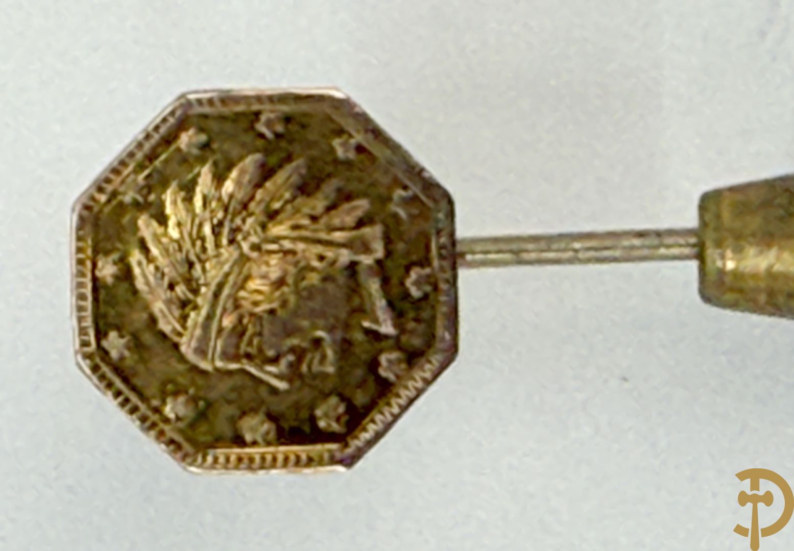 Broche gemaakt van half penny 1899 + dasspeld gemaakt van een California Fractional Gold Token met een Indiaans hoofd