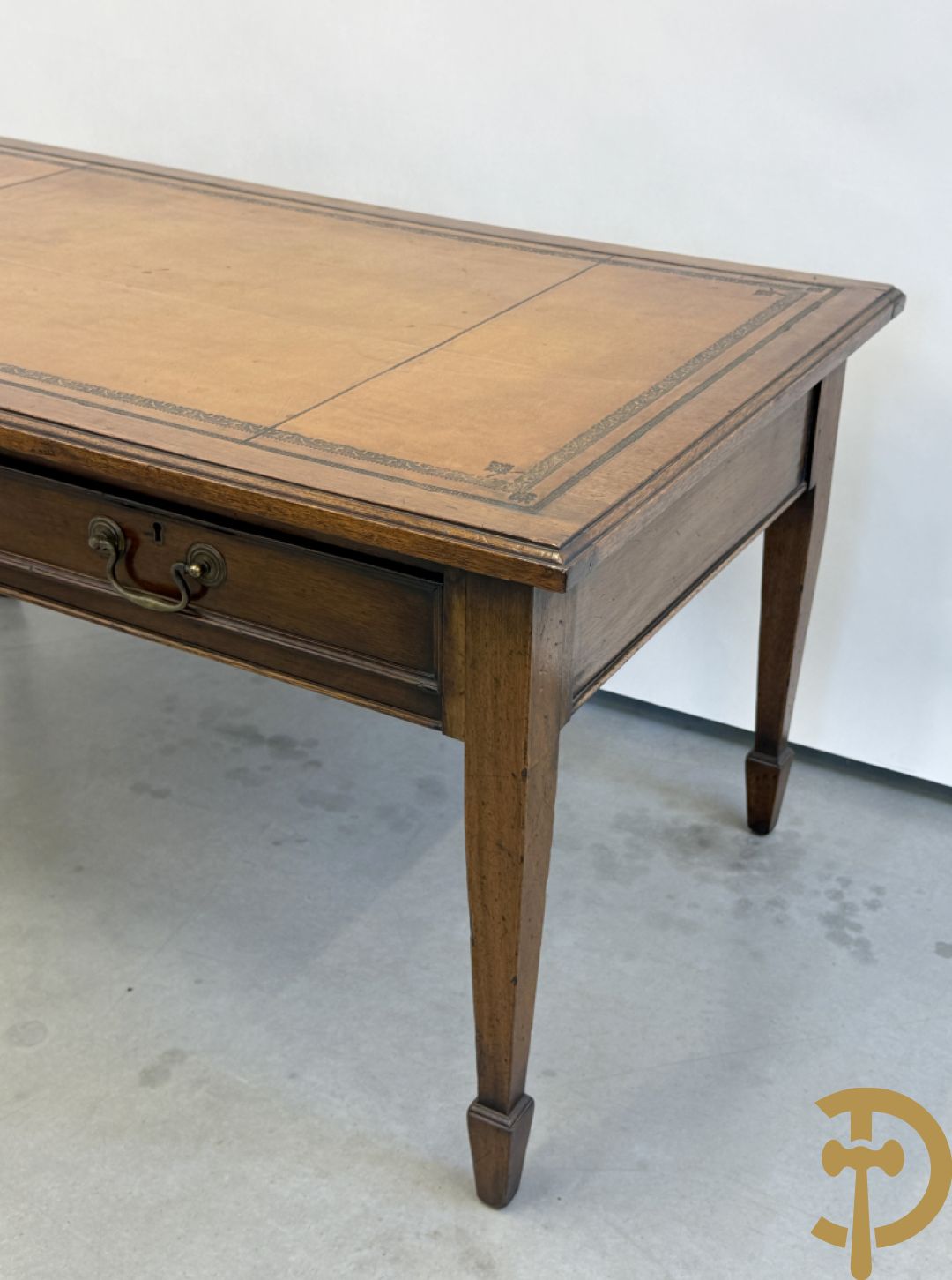 Paar Engelse notelaren bijzettafels + notelaren cakestand + notelaren salontafel met leder bekleed