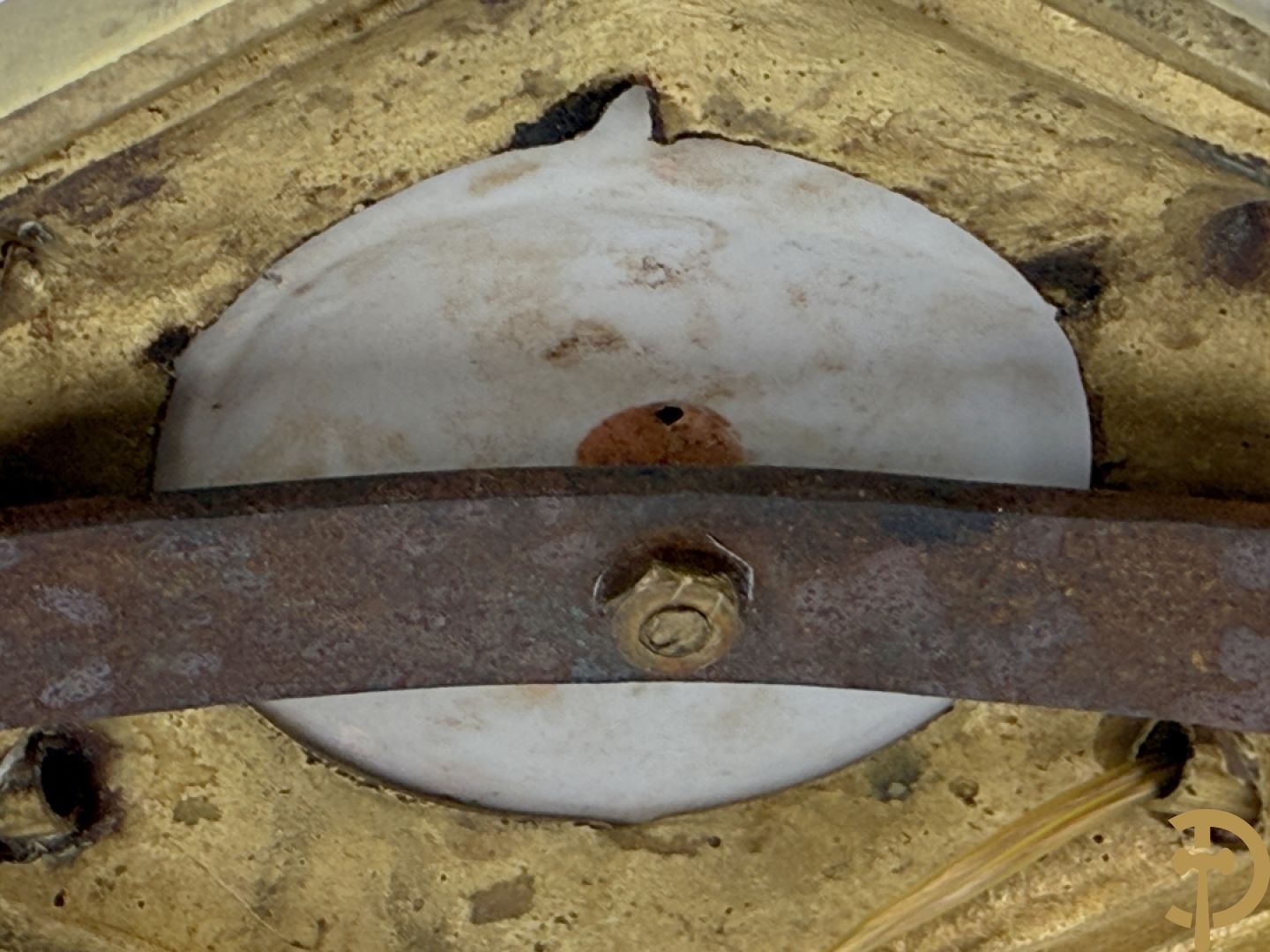 Handgekleurde porseleinen papegaai onder koperen boog met bloemen bezet, als lampadaire