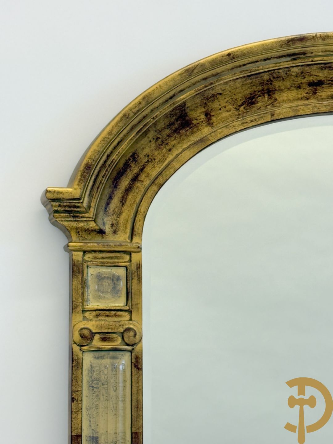 Vergulde boogvormige spiegel met zijdelings ionische zuilen, Deknudt, Vintage, jaren 
