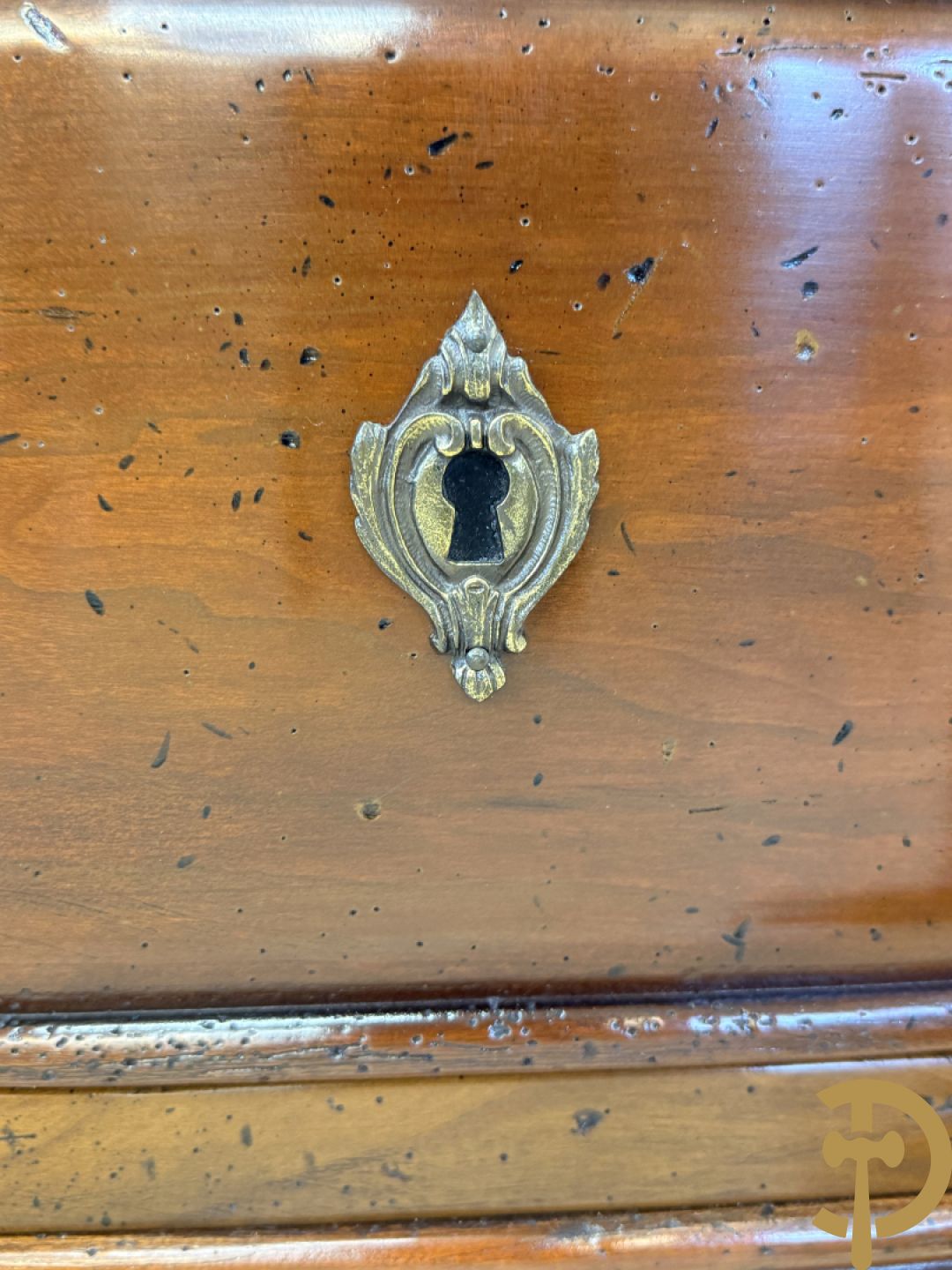 Gebogen kerselaren vierladencommode met koperen Louis XV trekkers, achteraan geëstampilleerd Richelieu Art & Meubels de France