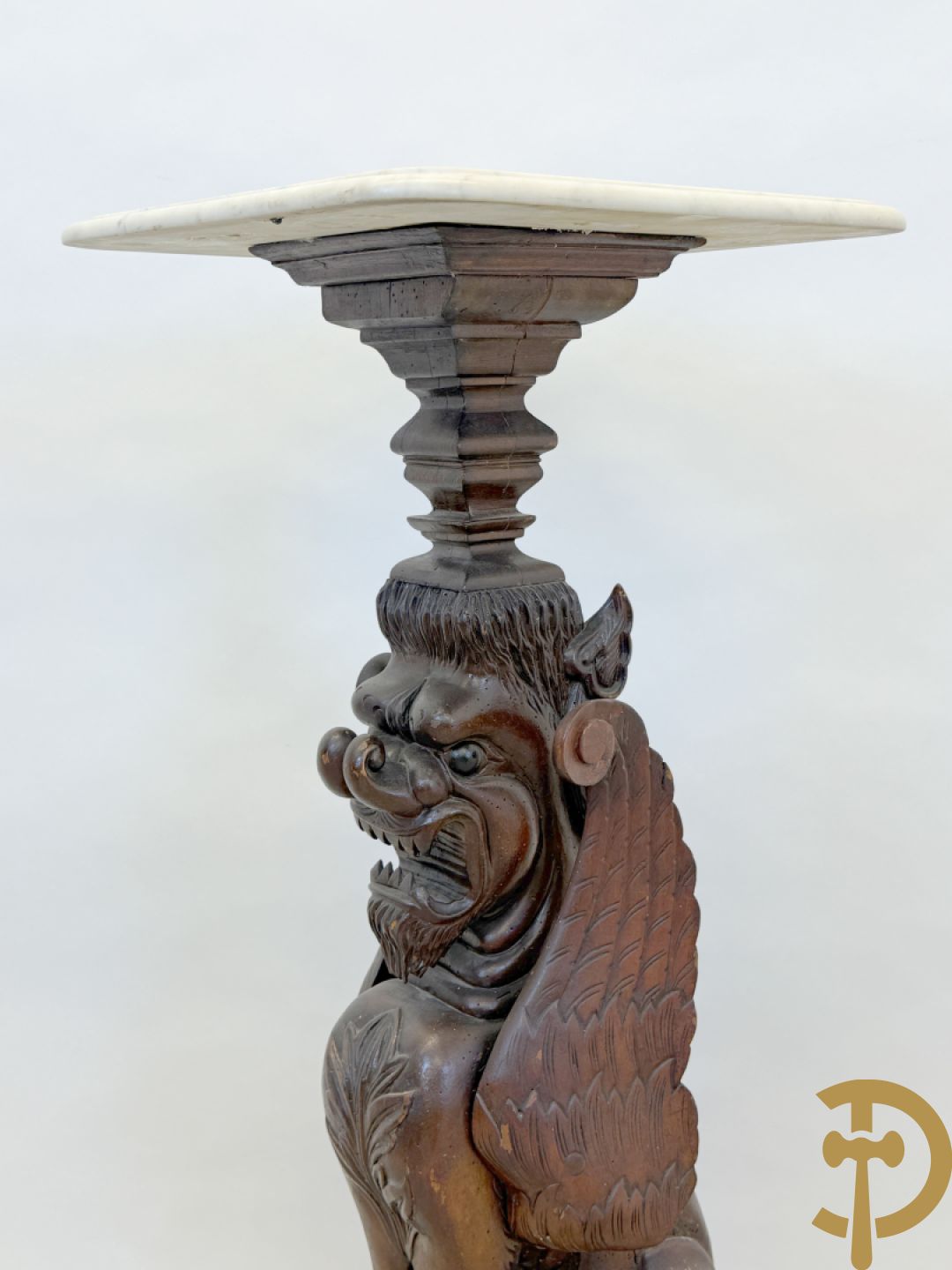 Houtgesculpteerde sokkel in de vorm van een handgesculpteerde fo hond bezet met marmeren plateau
