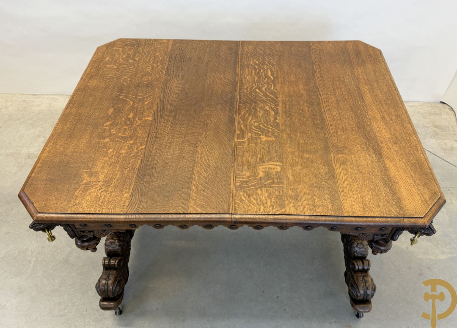 Massief eiken dolfijnetafel met knorrenlijst en leeuwenkoppen, Neo Renaissence stijl + 6 eiken stoelen met sculptuur
