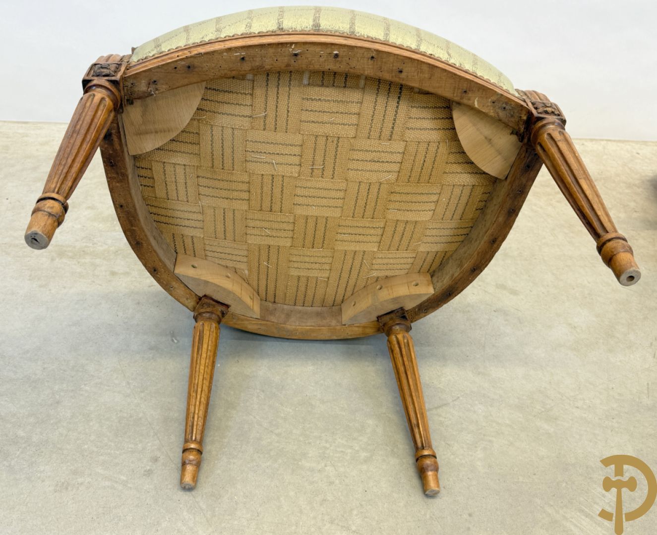 Paar Louis XVI stijl armzetels met ovale medaillon - op gecanneleerde poten