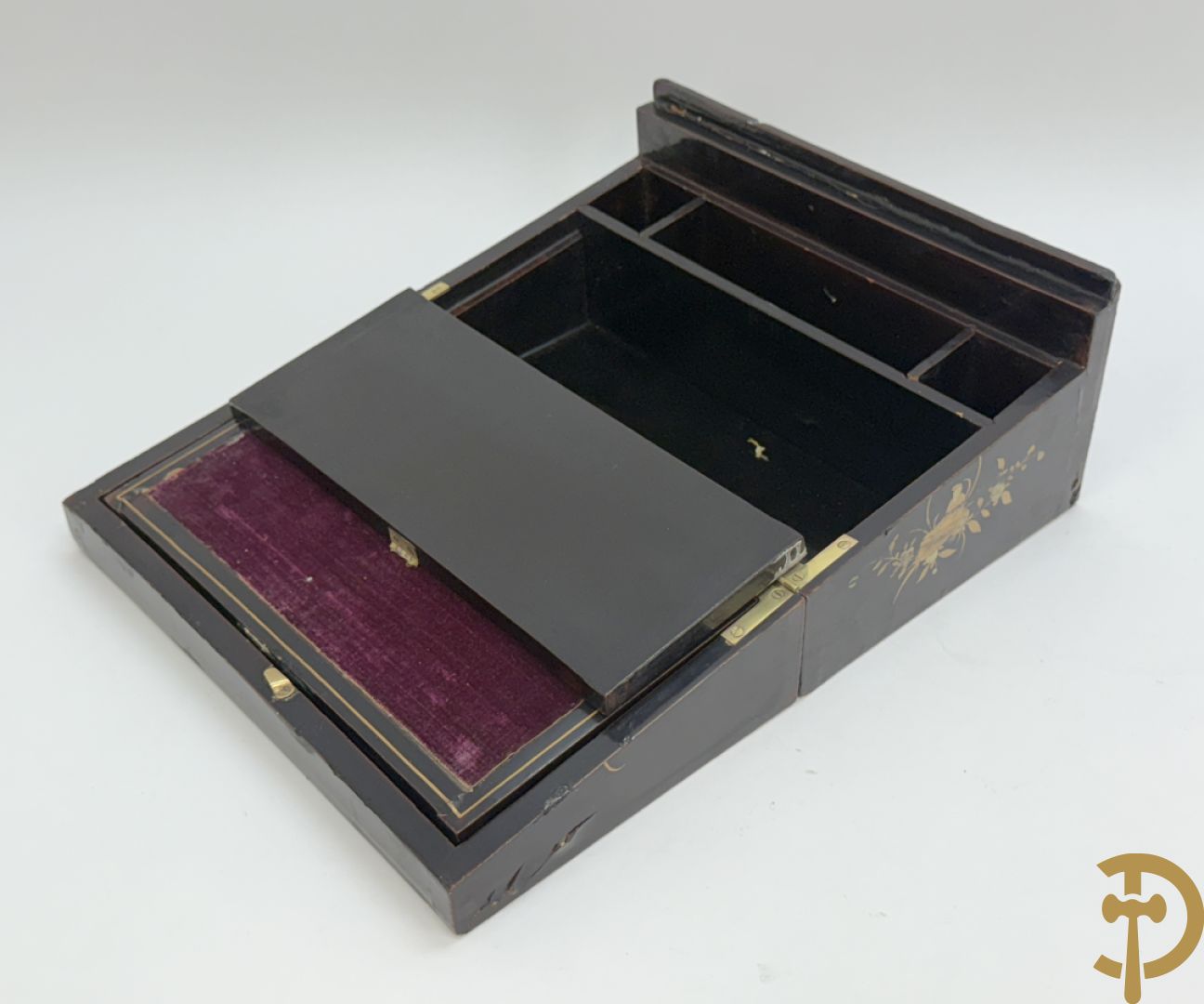 Schrijfbox in wortelnotehout met marquetterie en bovenaan een parelmoer plakkette + Japanse zwartgelakte openklapbare schrijfbox met verguld geanimeerd decor