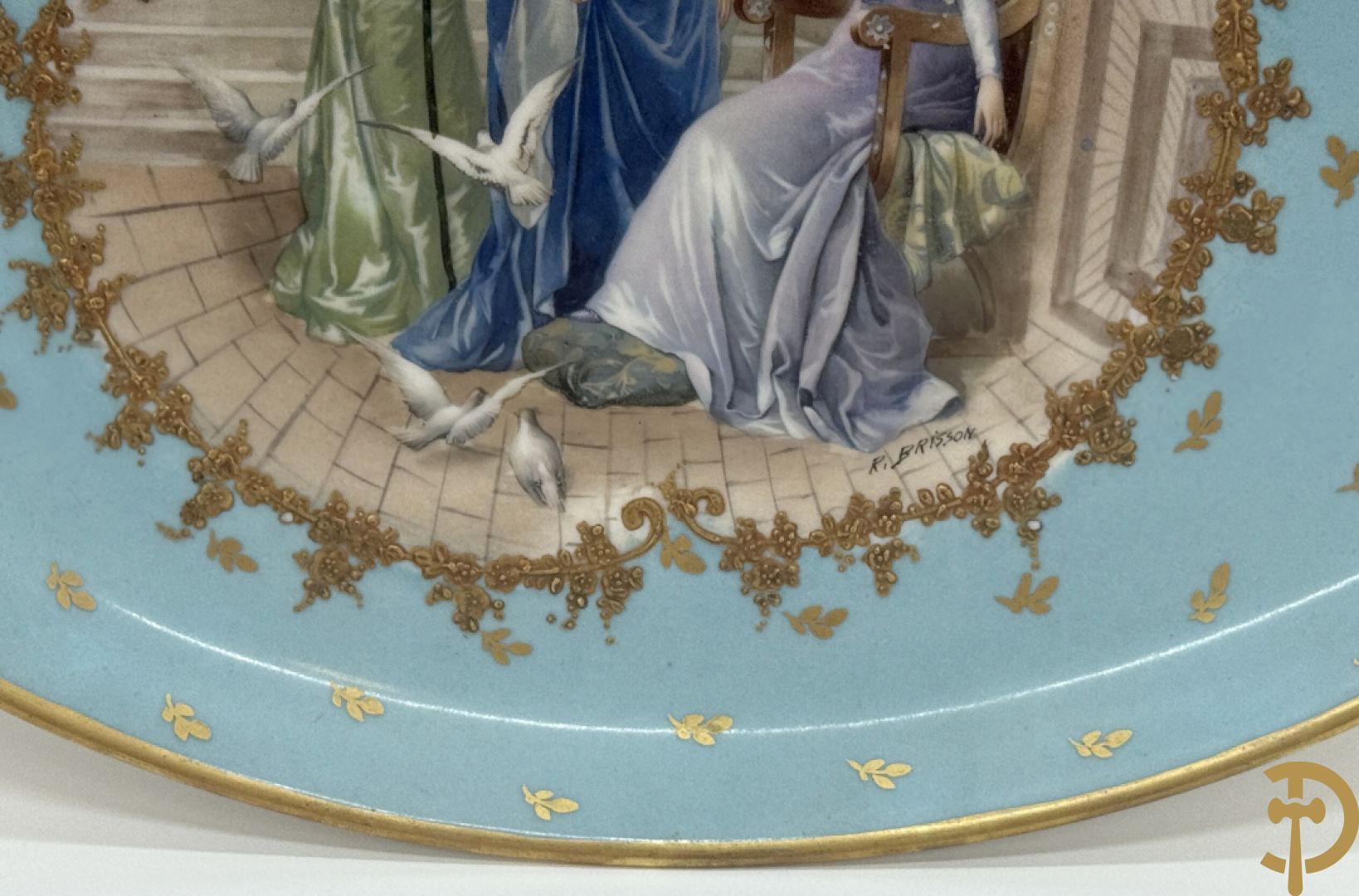 Ovale porseleinen schaal met decor van 3 dames met duiven, decor Brisson R. getekend, achteraan gemerkt Limoges france