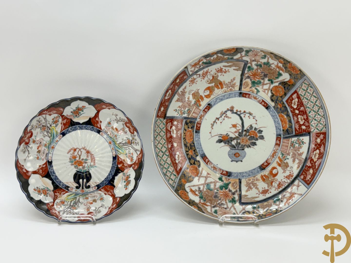 Twee porseleinen Imari schotels