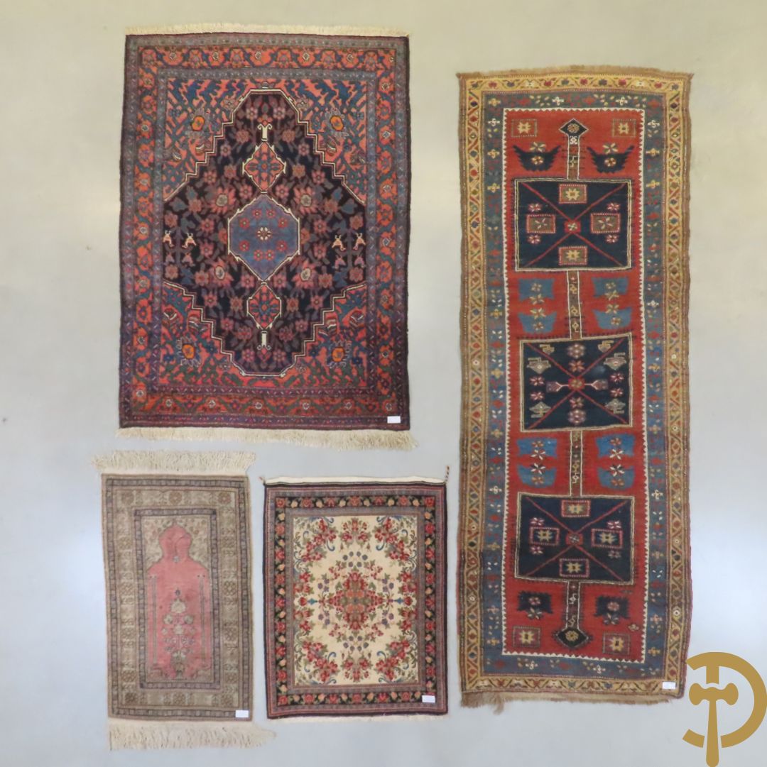 Perzische handgeknoopte loper met geometrische patronen + Perzissch handgeknoopt tapijt Senneh + Oosters handgeknoopt tapijt met bloemendecor + bidtapijtje