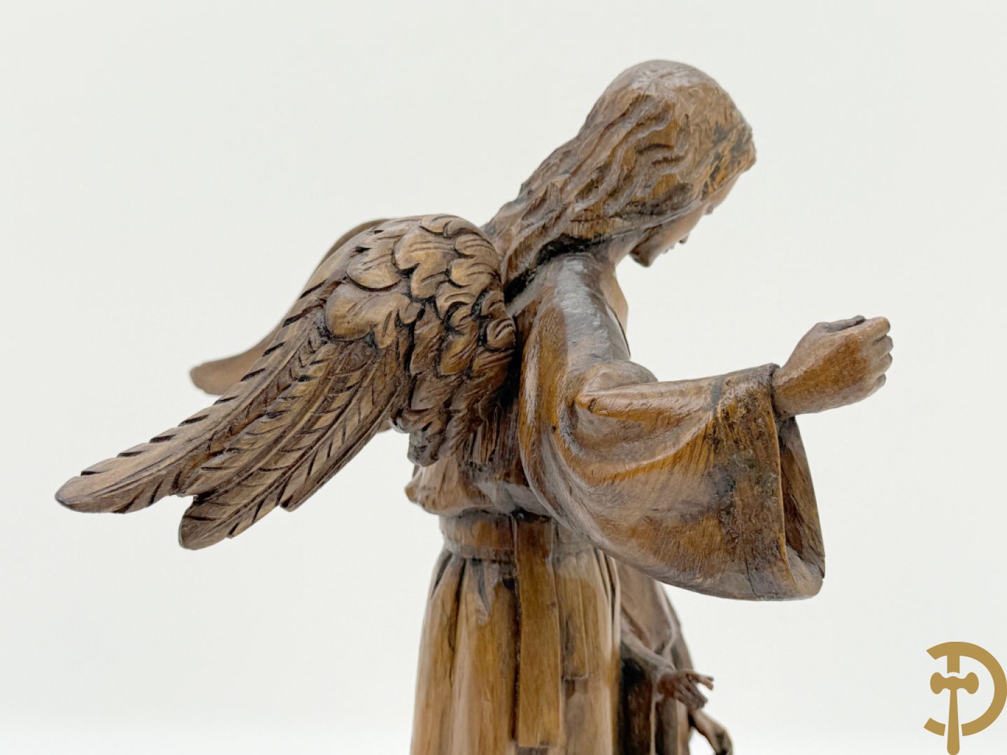 Houtsculptuur van engel met jongeling