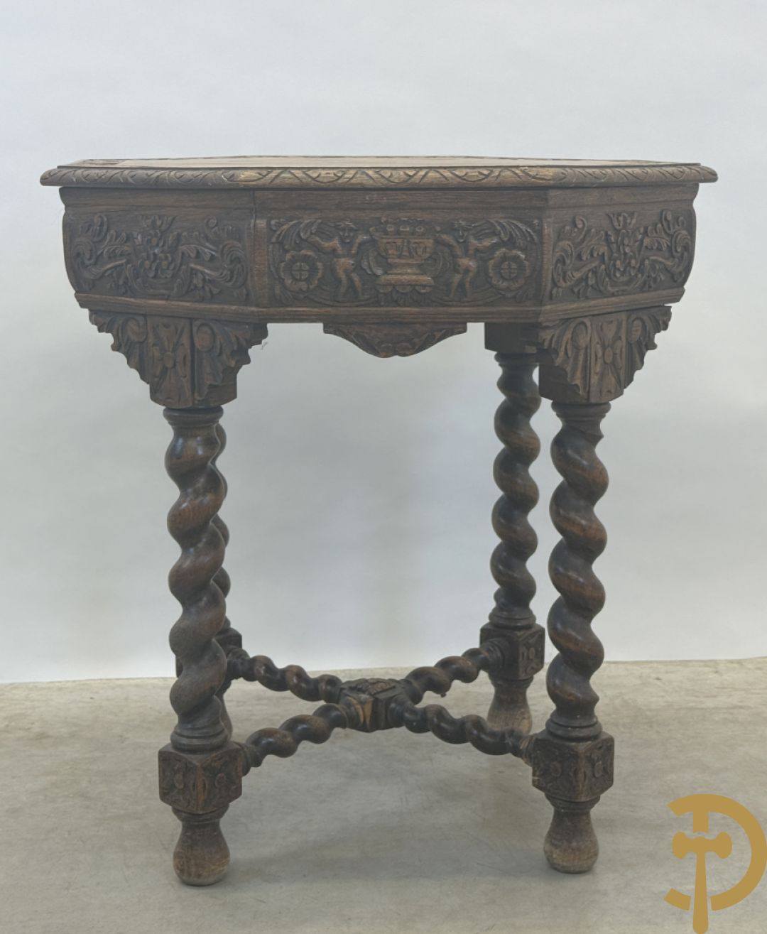 Massieve eiken tafel met achthoekig blad en sculptuur van bloementakken en accanthusranken - op 4 getorste poten