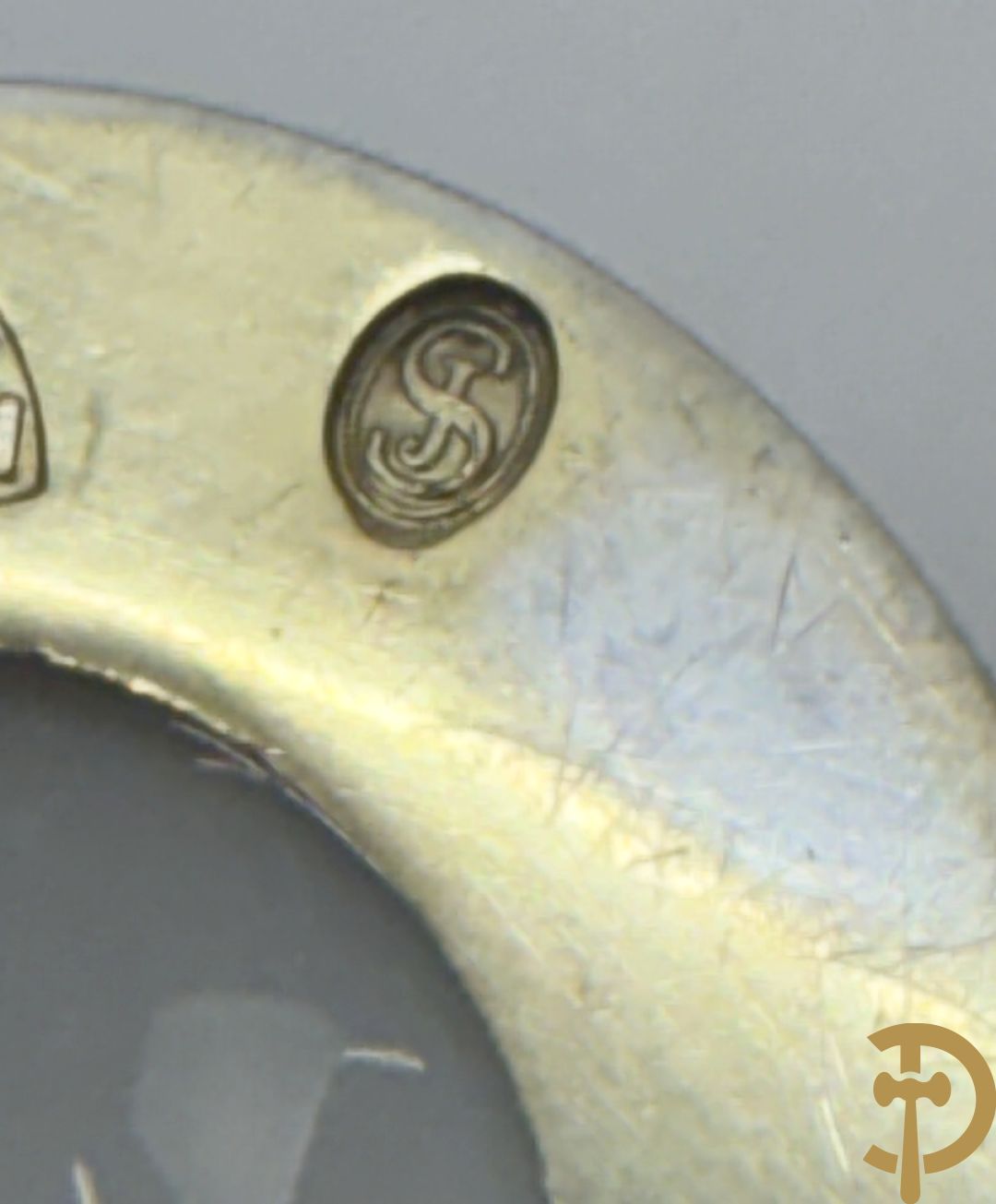 Deense poseleinen Margretebeker in Royal Copenhagen porselein met zilveren en deels vergulde ornamenten, Michelsen A., 1945